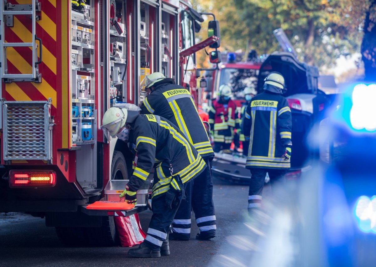 unfall blaulicht feuerwehr polizei baum niedersachsen springe hannover