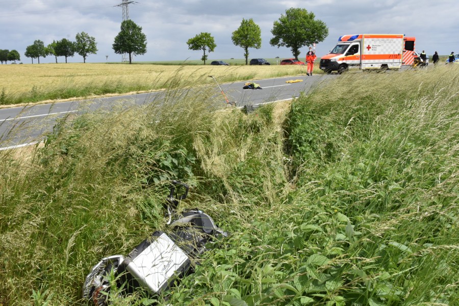 Motorradteile liegen weit verstreut am Unfallort.