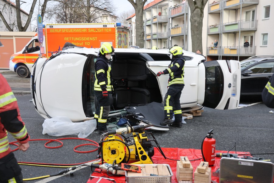 Die Feuerwehr schnitt das Dach auf, um den Fahrer aus dem Fahrzeug zu befreien. 