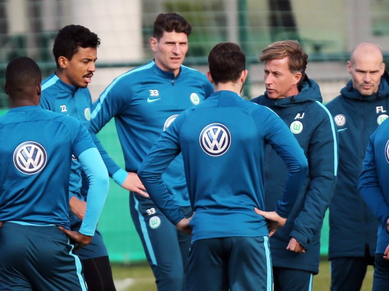 vfl_wolfsburg_training_gomez_gustavo_jonker