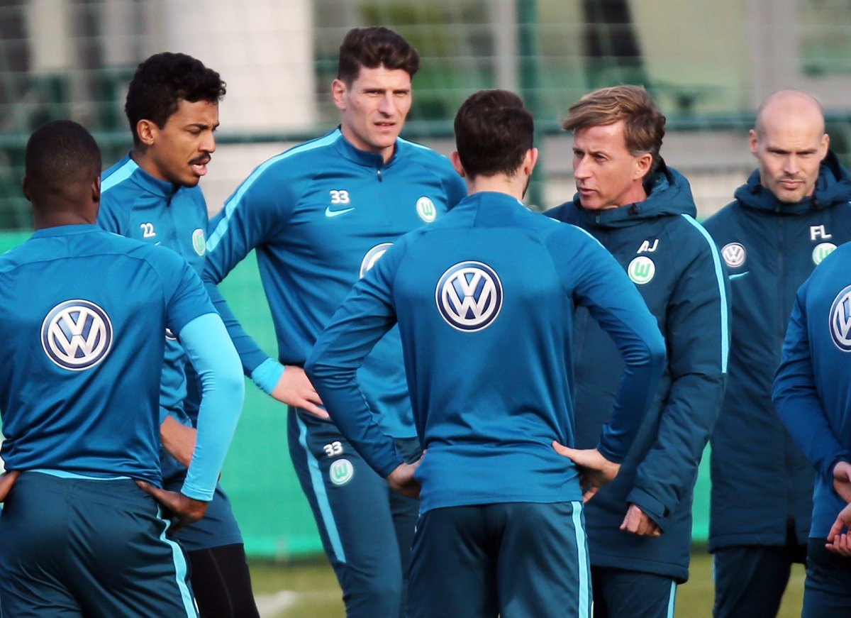 vfl_wolfsburg_training_gomez_gustavo_jonker