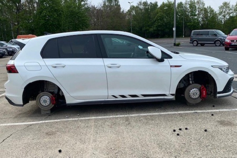 Unter anderem diesen VW hatte es in Braunschweig erwischt.