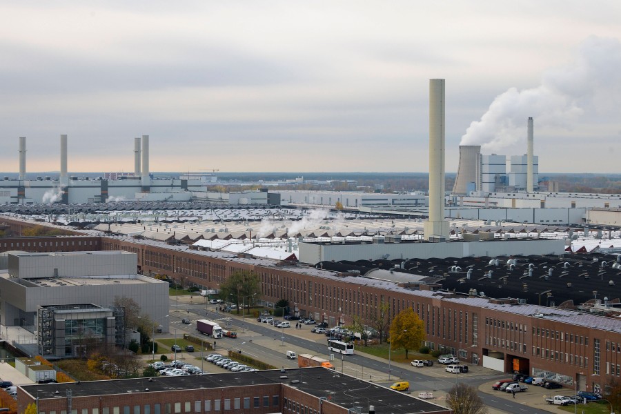 Die Mitarbeiter im VW-Stammwerk in Wolfsburg müssen sich im nächsten Jahr auf Änderungen einstellen. (Archivbild)