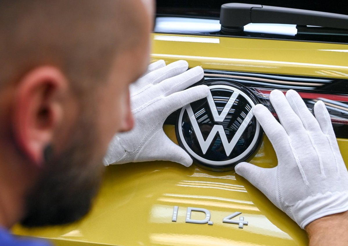 vw id 4 mitarbeiter finish logo 2021 corona