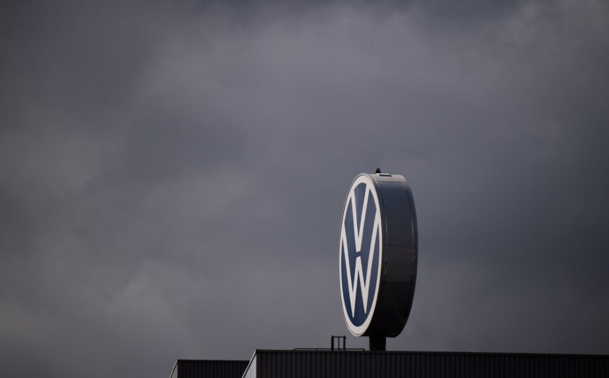 vw logo hannover graue dunkle wolken zahlen 2021