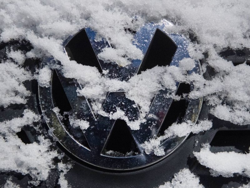 vw logo schnee