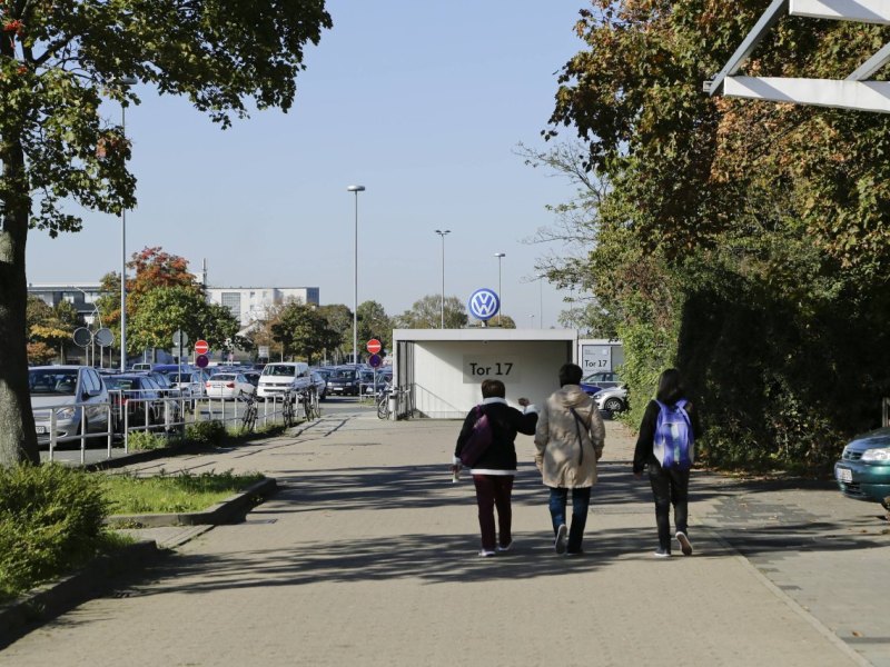 vw mitarbeiter werk tor.jpg