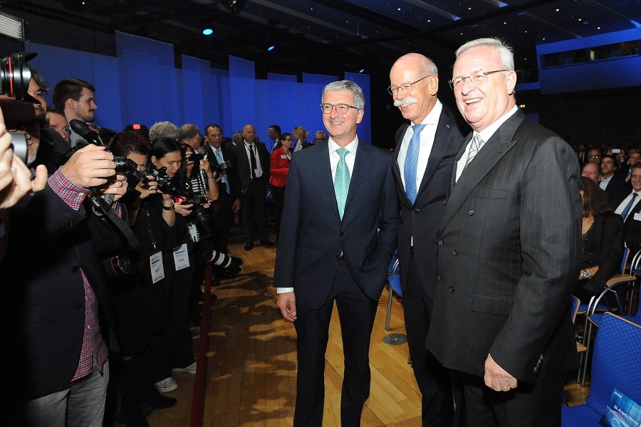 Rupert Stadler (links) und Dieter Zetsche, ehemaliger Vorstand von Daimler, mit Ex-VW-Chef Martin Winterkorn auf der Internationalen Automobilausstellung 2015. (Archiv)