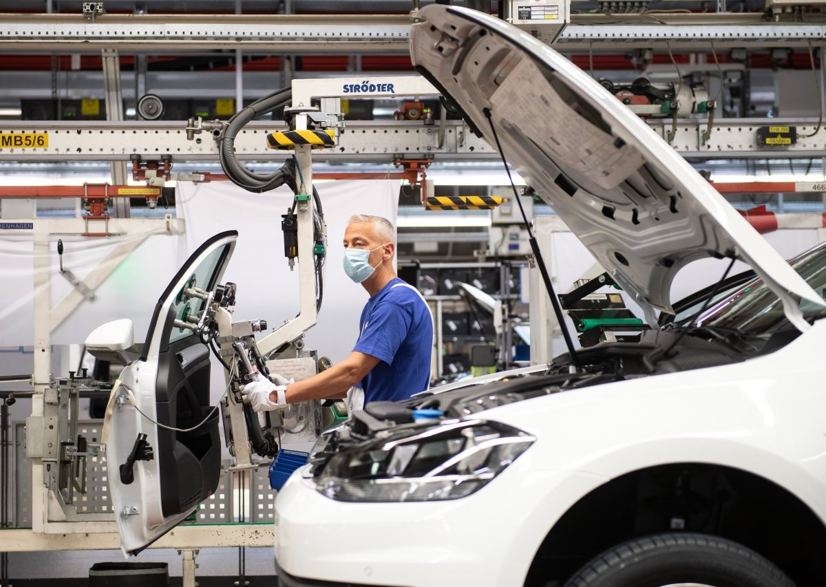 vw werk wolfsburg corona mitarbeiter maske tests