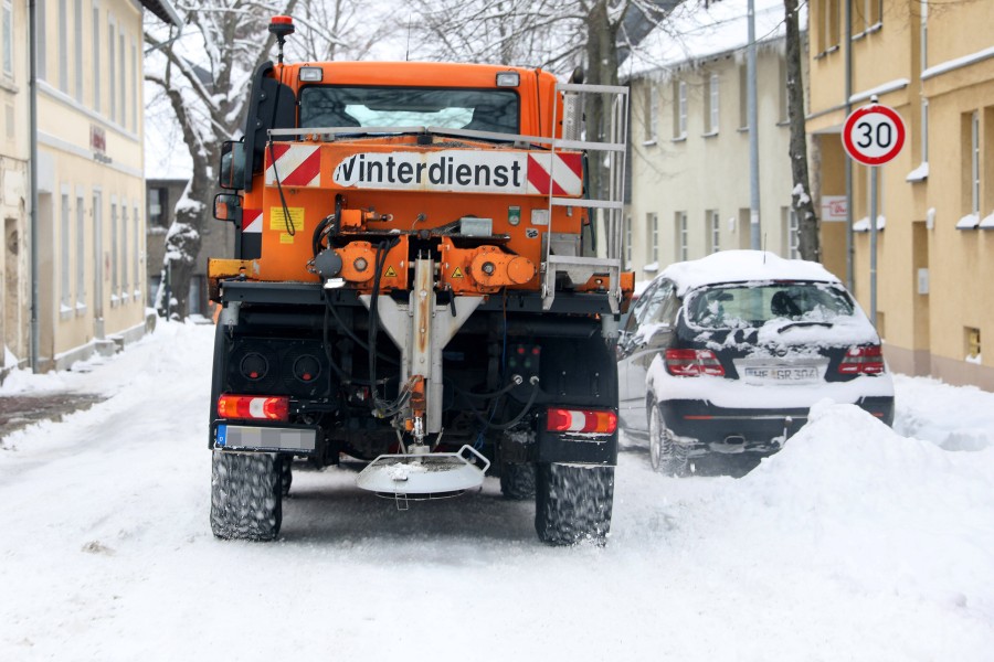 In Salzgitter ist der SRB weiter dabei, die Straßen zu räumen. Einfach ist das manchmal nicht... (Symbolbild)