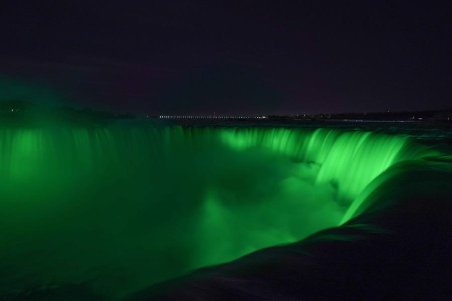 Nicht nur der Käfer in Wolfsburg, auch die Niagara-Fälle in Amerika erstrahlen unter anderem in grün. 