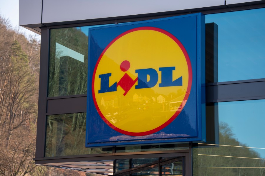 Schock an der Kasse! Eine Frau wurde bei Lidl in Wolfsburg ausgeraubt. Trotzdem hatte sie Glück. (Symbolbild)