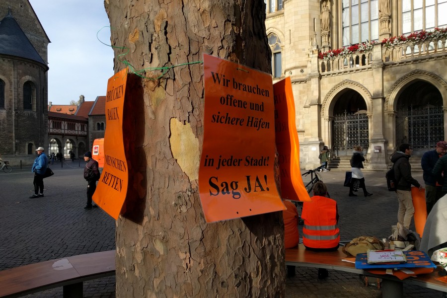 In vielen Städten gehen Aktivisten der Seebrücke auf die Straße, um für die Rettung von Geflüchteten zu demonstrieren. Auch in Braunschweig findet am Samstag ein Trauerzug statt. (Symbolbild)