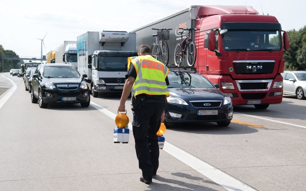 Unfall Autobahn absperrung verengung Fahrstreifen