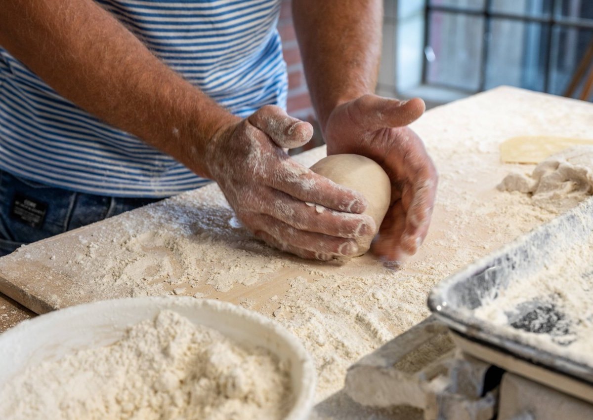 Bäcker beim Backen