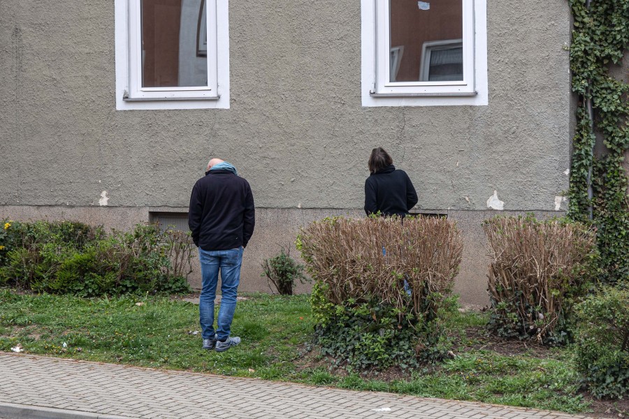 Ermittler der Spurensicherung suchten nach dem Vorfall nach möglichen Projektilen. 