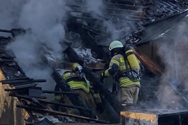 Die Feuerwehren kämpften bis in die Morgenstunden in Schöningen gegen die Flammen.