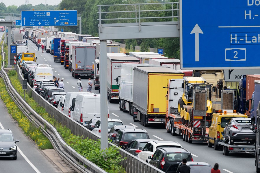 Stau-Gefahr am Pfingstwochenende! In Niedersachsen reisen wieder viele Urlauber über die A2. (Archivbild)