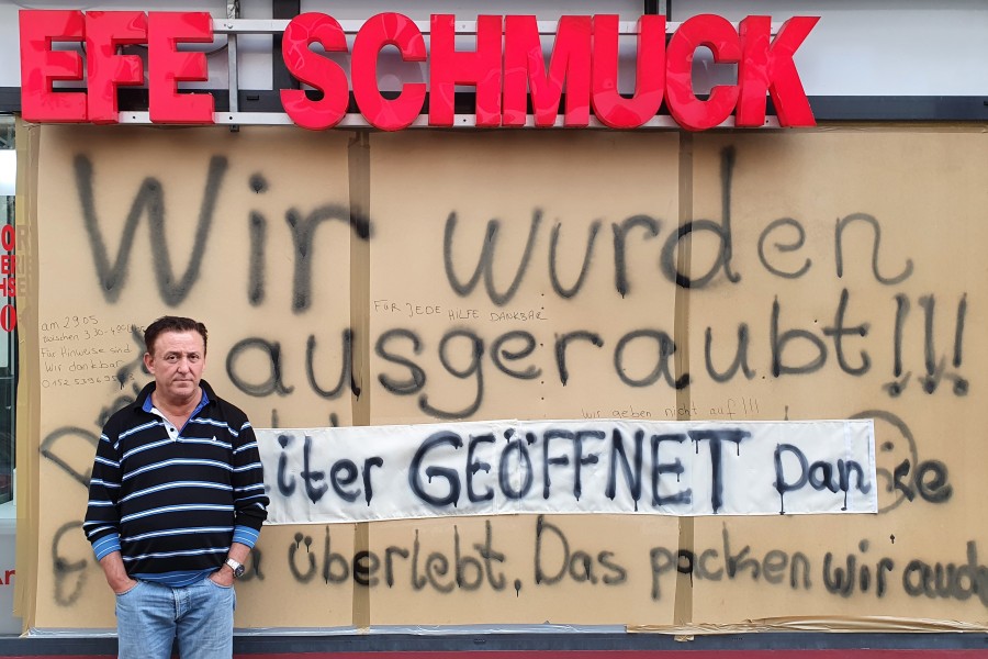 Dreiste Diebe haben bei „Efe Schmuck“, den Laden von Erdinc Selcuk, die Scheibe eingeschlagen und Schmuck geklaut. Unterkriegen lassen will er sich davon aber nicht! 