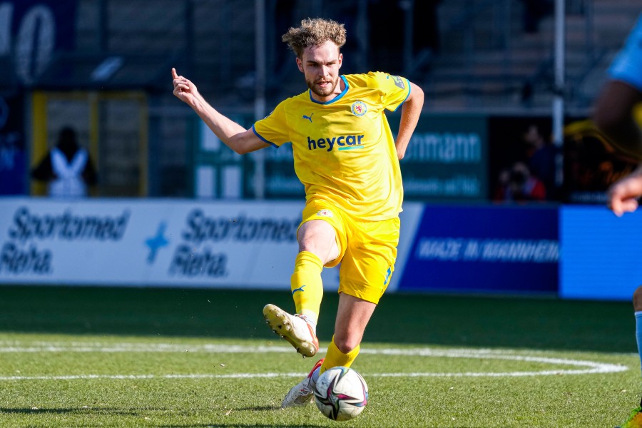 Philipp Strompf bleibt ein weiteres Jahr bei Eintracht Braunschweig. (Archivbild)