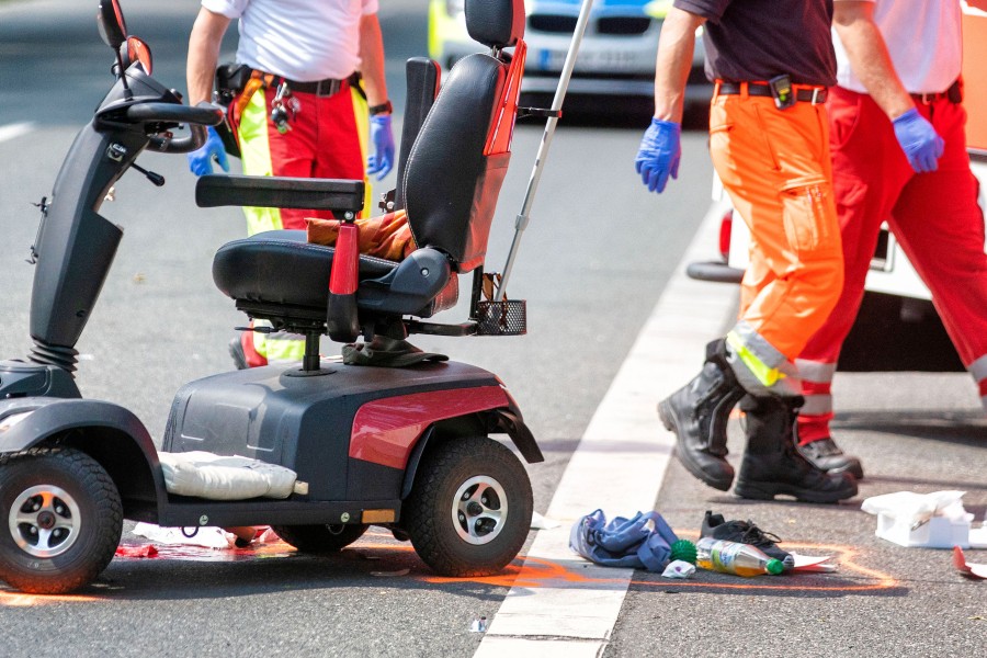 Ein Mann wurde in seinem Krankenfahrstuhl angefahren – Stunden später verstirbt er. (Symbolbild)