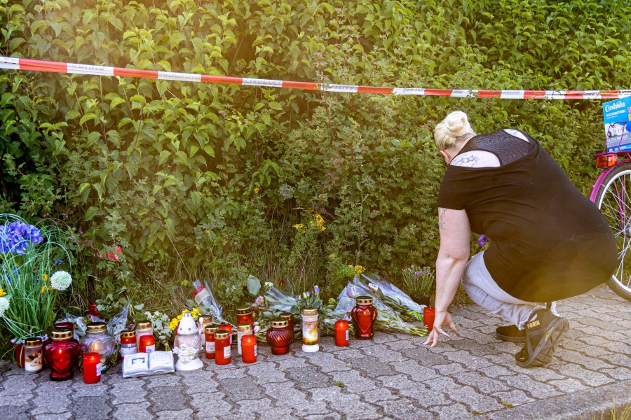 Jennifer ist an den Ort gegangen, an dem das junge Mädchen tot aufgefunden wurde. Wie viele andere vor ihr möchte sie mit einer Kerze ihre Anteilnahme ausdrücken. 