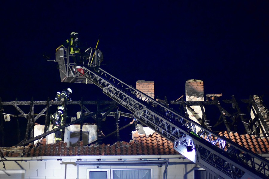 Bei dem Großbrand in Wolfenbüttel musste auch die Drehleiter ausgefahren werden. 