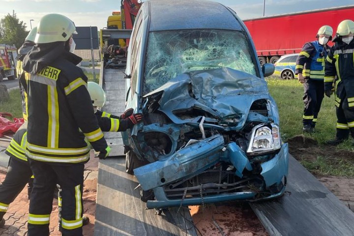 Nach dem Unfall auf der A2 bei Lehre musste der Crash-Wagen abgeschleppt werden. 