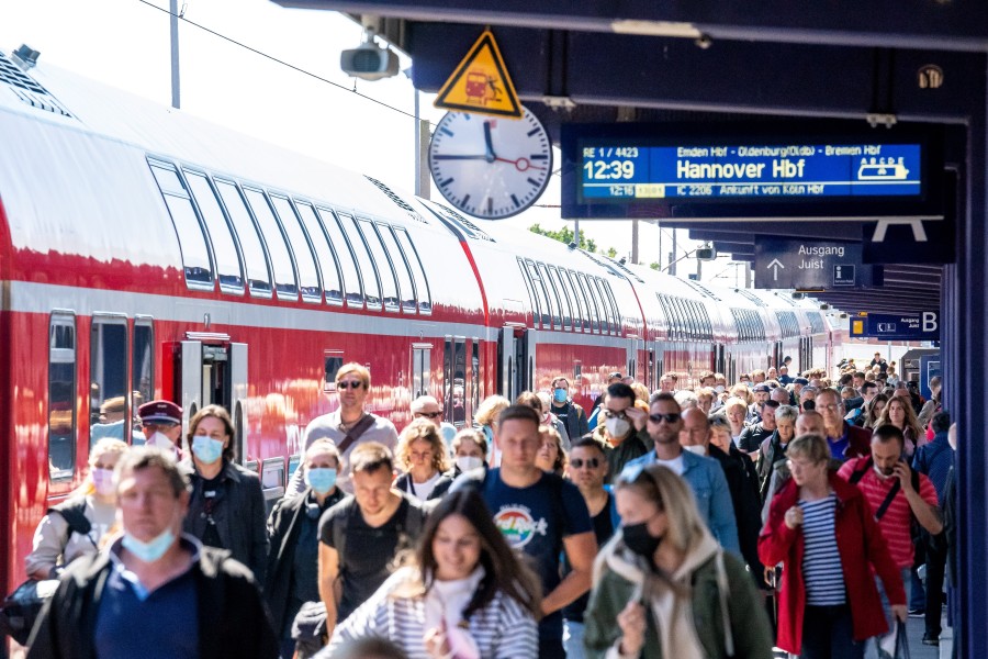 Bahn in Niedersachsen: Am Freitag waren die Züge schon rappelvoll.