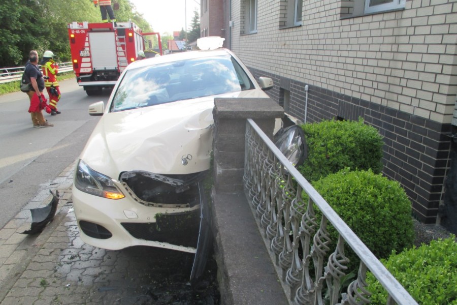 Weil aus dem Mercedes Betriebsstoffe ausliefen, waren auch Feuerwehr, Bauhof der Stadt und eine Umweltfirma vor Ort.