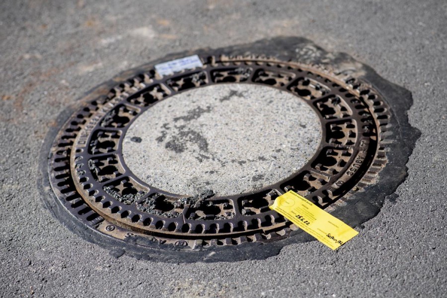 Niedersachsen: Von alleine hat Joe (8) den Gully-Deckel sicherlich nicht heben können. 