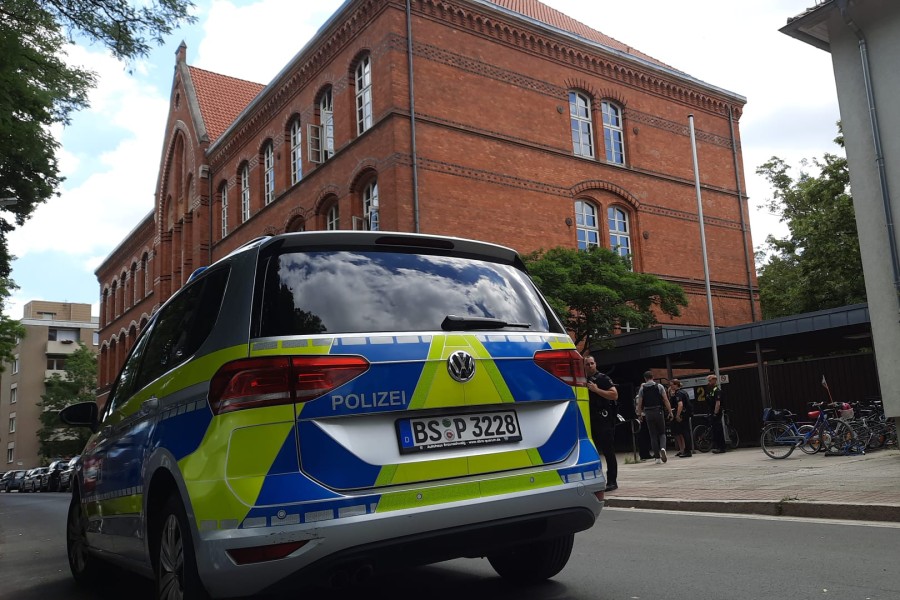 Die Polizei evakuierte die Grundschule. Alles lief ruhig ab. 