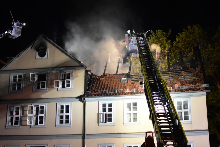 Das Feuer musste gleich von zwei Drehleitern aus gelöscht werden. 