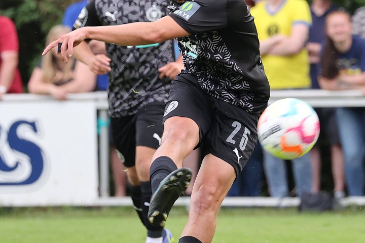 Eintracht Braunschweig stattet Emil Kischka mit einem Profivertrag aus.