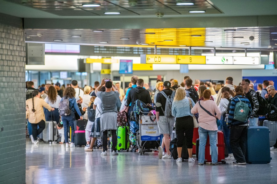 Du willst vom Flughafen Hannover aus in den Sommerurlaub fliegen? Bei einigen Zielen solltest du unbedingt mehr Zeit einplanen.