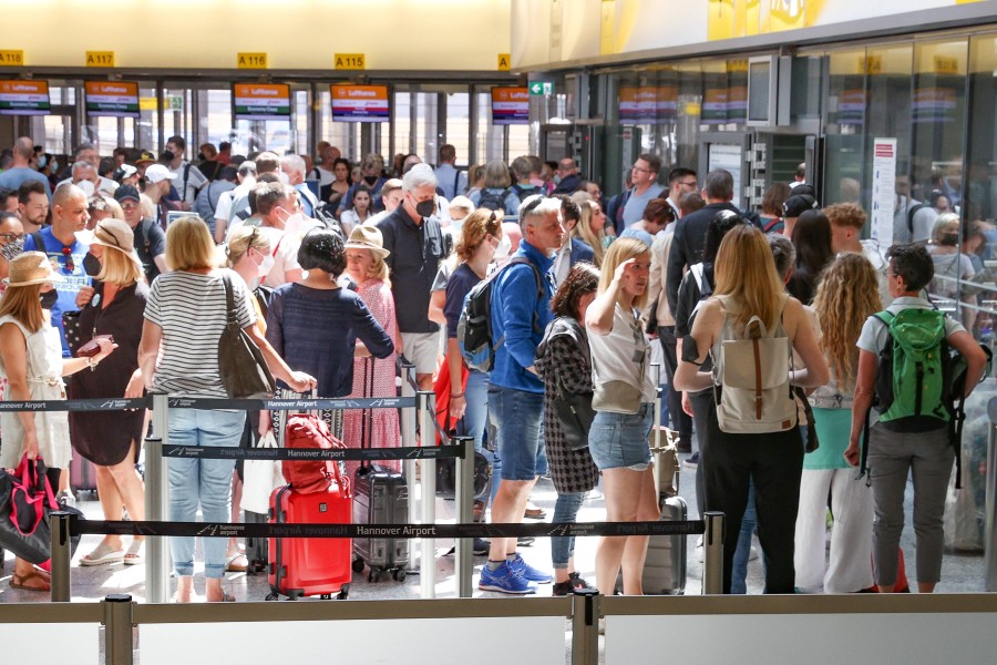 Ein Mann hat seine Großeltern zum Flughafen Hannover gebracht. Was er vor Ort erlebt hat, macht ihn wütend. (Archivbild/Symbolbild)