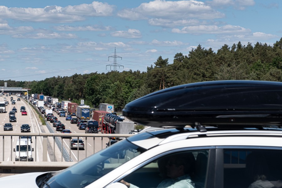 Niedersachsen: Die Sommerferien beginnen - und damit auch der Urlaubs-Verkehr! (Symbolbild) 