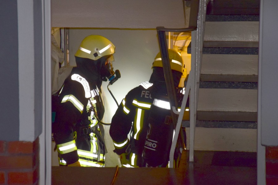 Wolfenbüttel: Die Einsatzkräfte drangen mit Atemmasken in den Keller ein – und fanden dort auch den Feuerteufel vor. 