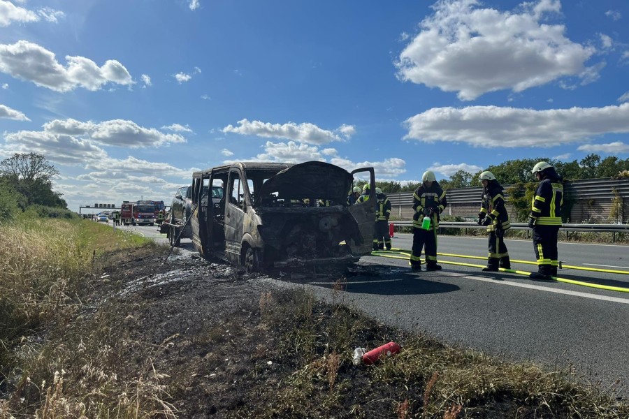 Auf der A2 bei Wolfsburg wurden mehrere Löschfahrzeuge eingesetzt. 