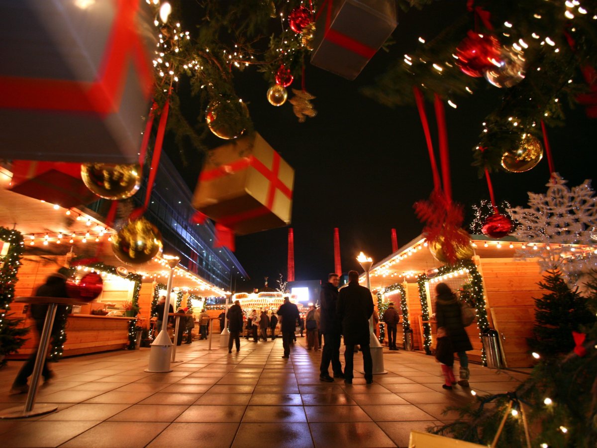 Weihnachtsmarkt Wolfsburg StÃ¤nde mit Besuchern