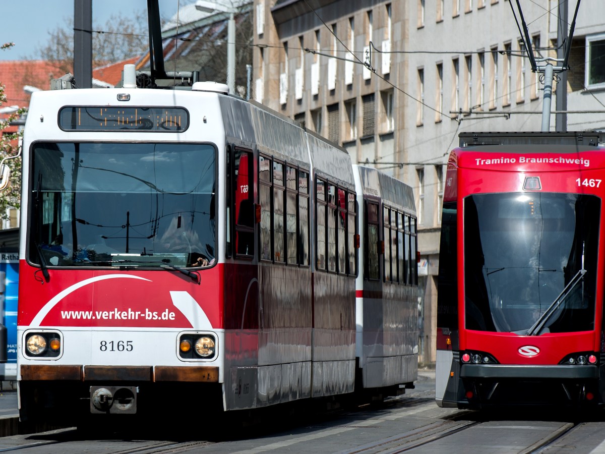 Straßenbahnen fahren durch Braunschweig