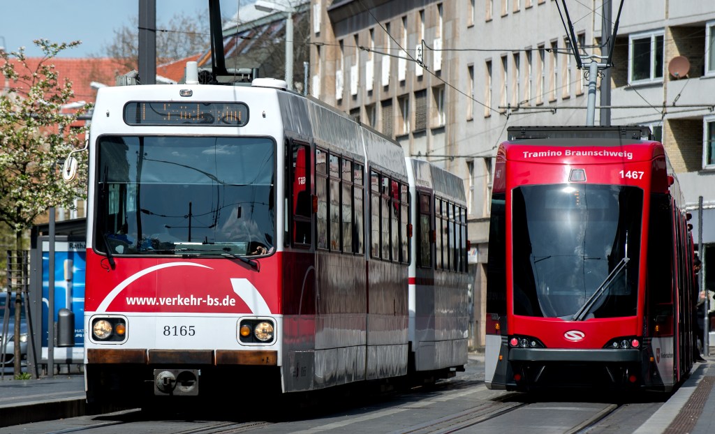 Straßenbahnen fahren durch Braunschweig