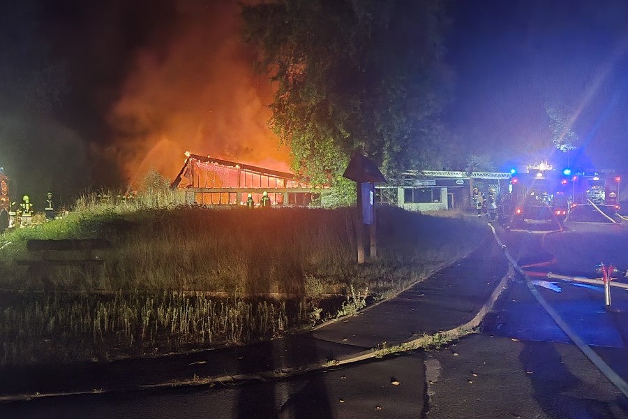 Das alte Schwimmbad in Wieda im Harz hat lichterloh gebrannt. 