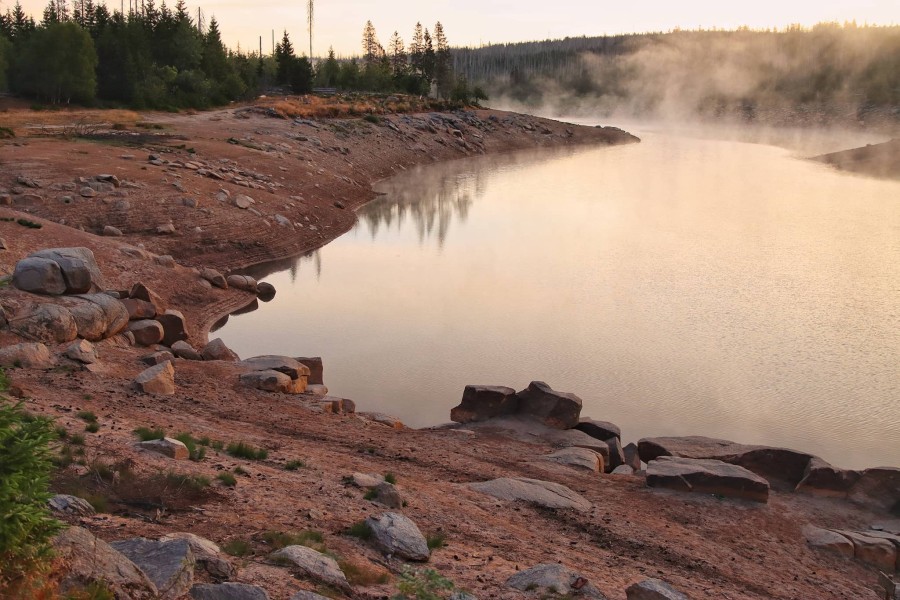 Der Oderteich im Harz am letzten Wochenende: Gefüllt ist er nur noch zur Hälfte. 