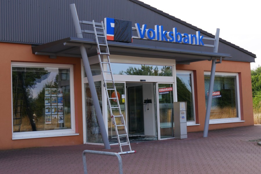 Im Peiner Ortsteil Gardenstedt hat es eine Sprengung in der Volksbank gegeben. 