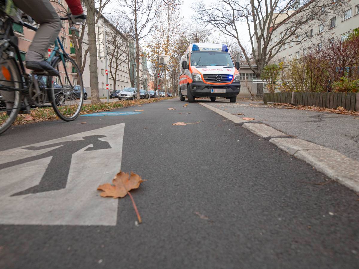 Fahrrad fÃ¤hrt auf Radweg, Rettungswagen steht dort