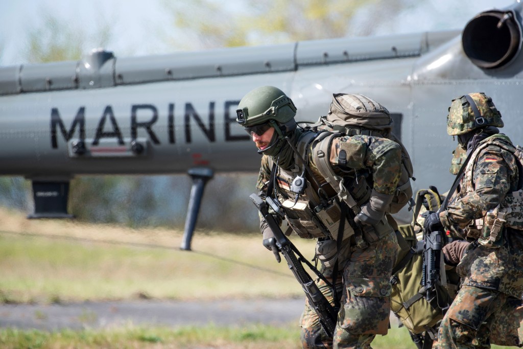 Ein Hubschrauber der Bundeswehr bringt Soldaten nach Mehrum.