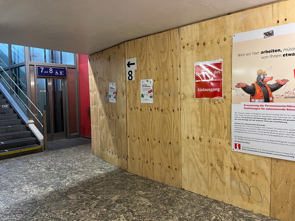 Hauptbahnhof Braunschweig: Der Zugang war bisher nur 2,50 Meter breit. Die Bahn verbreitert ihn auf 8,50 Meter – so breit ist auch die Unterführung.