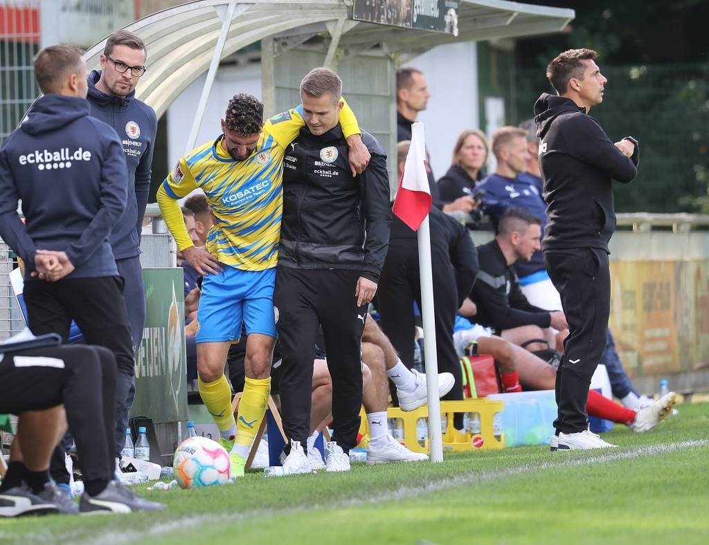 Eintracht Braunschweigs Fabio Kaufmann wird verletzt gestützt.