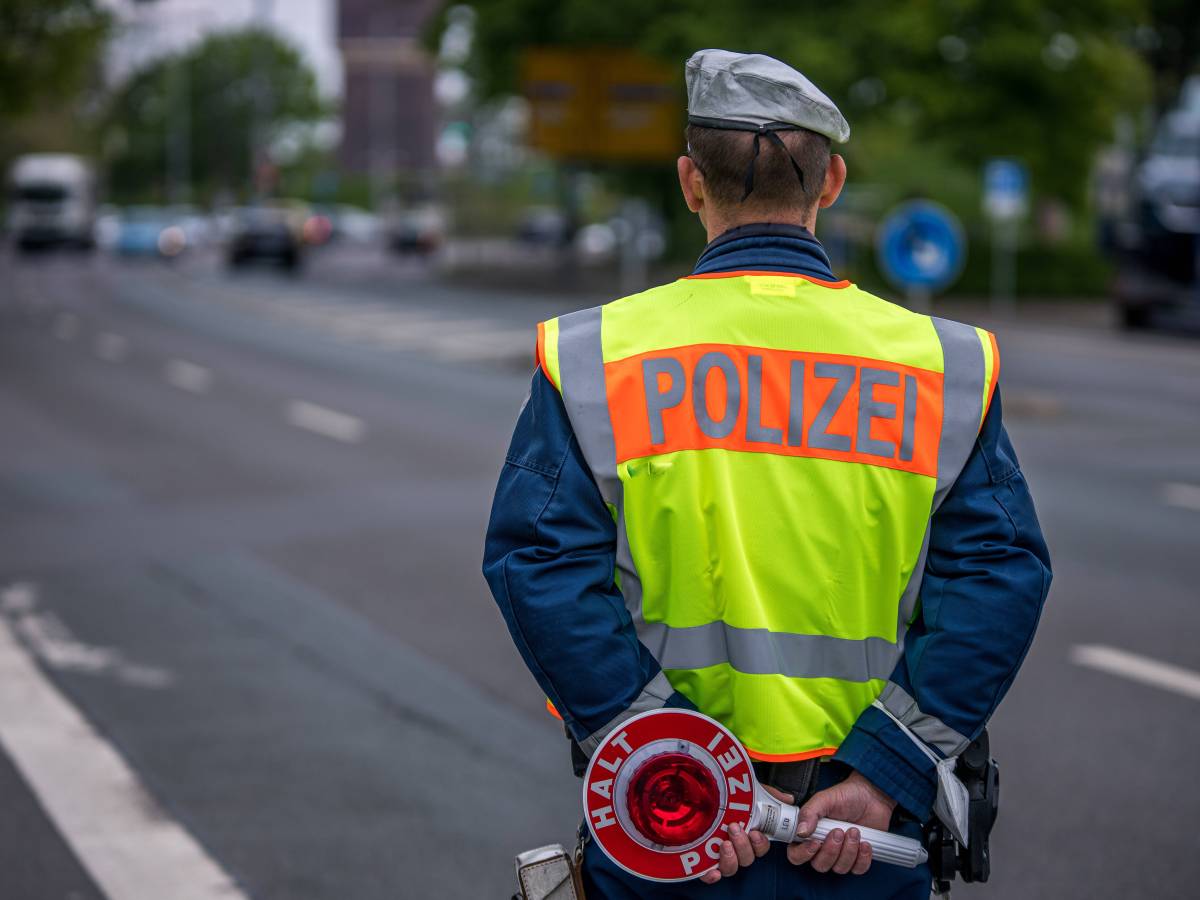 Braunschweig Polizist führt eine Kontrolle durch